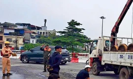 Vụ bó sắt hơn 10m rơi xuống đường ở Hà Nội: Tài xế và chủ phương tiện bị phạt hơn 40 triệu đồng