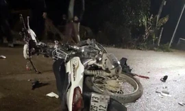 Hà Nội: Xe máy đấu đầu ô tô, 3 người tử vong