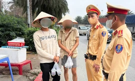 Hà Nội: Xử lý nhiều người bán đồ ăn uống cho tài xế ô tô dừng đèn đỏ 