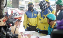 Hà Nội: Hàng loạt tài xế bị xử phạt vì ‘leo’ xe máy lên vỉa hè, đi ngược chiều