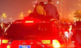 Hà Nội: Tài xế lái xe biển xanh chở 3 người trên nóc xe bị phạt nặng, trừ 6 điểm GPLX