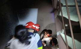 Giải cứu 7 người mắc kẹt trong vụ cháy nhà trọ ở Hà Nội
