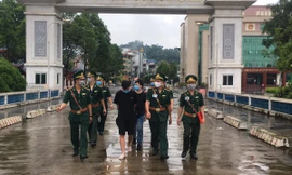 Lực lượng BĐBP Lào Cai áp giải 3 đối tượng trao trả cho phái Trung Quốc. 