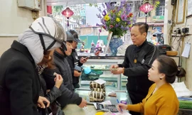 Khách hàng mua giò chả Ước Lễ tại một cửa hàng trên phố Trần Xuân Soạn.