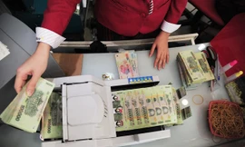 Khoản tiền thưởng Tết luôn được nhiều người ngóng đợi. Ảnh: Ngọc Thắng