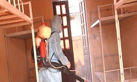 Các cán bộ phun thuốc khử trùng, chuẩn bị trang thiết bị cần thiết để đón công dân từ vùng dịch về. 