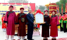 Trao Quyết định công nhận Tượng Mẫu Âu Cơ là bảo vật quốc gia. Ảnh: Nguyễn Quý.