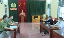 Công an làm việc với các đối tượng là quản trị viên các trang fanpage, nhóm facebook.