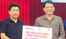 Lãnh đạo Cty CP Đầu tư Đô thị và khu CN Sông Đà 7, báo Tiền Phong trao 300 triệu đồng cho UBMTTQ tỉnh Yên Bái. 