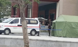 Xe bệnh viện trực ở cửa khẩu quốc tế Lào Cai.