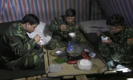 Bữa cơm đạm bạc ngay trong chốt chống dịch.