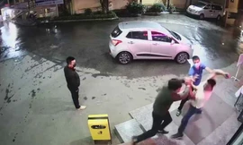 Nam thanh niên áo trắng hành hung nhân viên bệnh viện vì bị nhắc nhở không đeo khẩu trang. Ảnh: Cắt từ camera. 