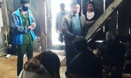 Lực lượng chức năng kiểm tra, lập biên bản đối với ông Thào Thào A T. do tụ tập đông người, vi phạm Chỉ thị 16 về phòng, chống dịch Covid-19. 