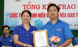 Chị Đoàn Thị Thanh Tâm, Bí thư Tỉnh Đoàn Yên Bái trao giải Nhất cho thí sinh Dương Quốc Bảo, thị trấn Yên Thế, huyện Lục Yên.
