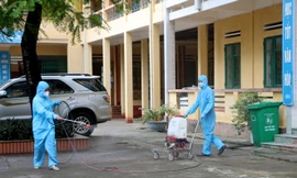 Các điểm thi tốt nghiệp THPT trên địa bàn tỉnh Yên Bái đồng loạt tiến hành phun khử trùng phòng thi và xung quanh khu vực thi.