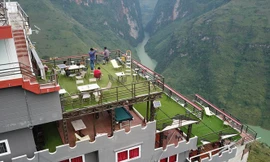 Công trình Panorama Mã Pì Lèng được cải tạo thành điểm dừng chân ngắm cảnh. Ảnh: HOÀNG DƯƠNG