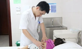 BS khám cho bệnh nhi. Ảnh: BVCC.