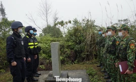 Đội tuần tra đồn Biên phòng Mường Khương và đồn Biên giới Tân Điếm gặp gỡ trao đổi tại mốc 143.