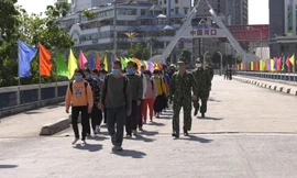 Đại đội quản lý biên giới huyện Hà Khẩu trao trả 30 công dân Việt Nam nhập cảnh trái phép.