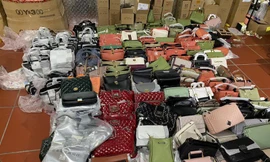 Hàng loạt mặt hàng bên trong kho bị cơ quan chức năng thu giữ.