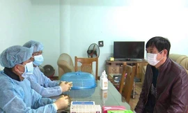 Cơ quan chức năng thăm khám, kiểm tra sức khỏe cho 3 người Trung Quốc tại Cụm Công nghiệp Đồng Lạng.