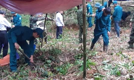 Cơ quan chức năng tỉnh Bắc Kạn khai quật lại khu chôn cất.