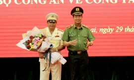 Thiếu tướng Lê Tấn Tới trao Quyết định bộ nhiệm đại tá Rah Lan Lâm (áo trắng) giữ chức Giám đốc Công an tỉnh Gia Lai