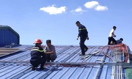 Lực lượng chức năng tại hiện trường chữa cháy