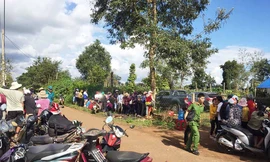 Người dân thôn 2 (xã Chư Á) tập trung ở nhà của ông Năm nơi xảy ra án mạng