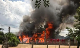 Cháy lớn thiêu rụi nhà dài bằng gỗ