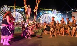 Nghệ nhân trình diễn cồng chiêng Tây Nguyên trong đêm khai mạc Festival