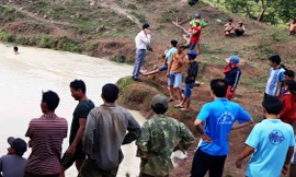 Người dân cùng lực lượng chức năng tìm kiếm thi thể 2 em học sinh