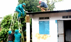 Chính quyền địa phương sửa nhà cho người dân xã Biển Hồ, TP Pleiku bị hỏng do bão số 9
