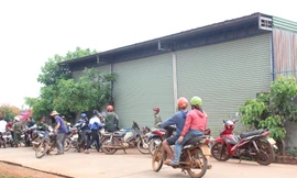 Người dân xã Ea Nam vây nhà trưởng thôn để đòi nợ