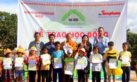 Học bổng Đọt Chuối Non của báo Tiền Phong đến xã giáp biên Ia Chía, huyện Ia Grai, tỉnh Gia Lai