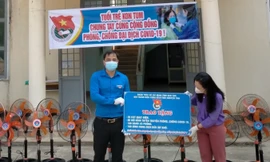 Anh Xiêng Thanh Phúc - Bí thư Tỉnh đoàn Kon Tum trao nhiều vật dụng cần thiết cho huyện Ngọc Hồi (Kon Tum) để chống dịch COVID-19