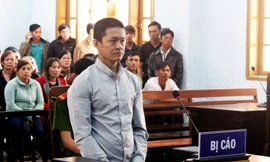 Đối tượng Trần Văn Luyện trước vành móng ngựa