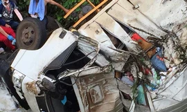 Xe tải đi Attapeu cứu trợ bị lao xuống sông