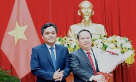 Bí thư Tỉnh uỷ Gia Lai Hồ Văn Niên tặng hoa chúc mừng ông Châu Ngọc Tuấn, ảnh Đức Thuỵ