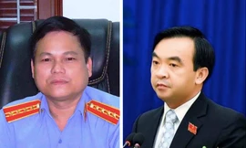 Ông Nguyễn Văn Quân (áo xanh) thời điểm còn làm ở VKSND tỉnh Gia Lai và ông Đặng Phan Chung