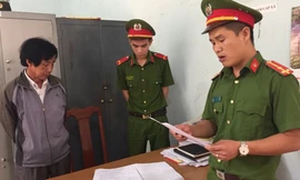 Công an đọc lệnh bắt tại trụ sở UBND xã Hòa An