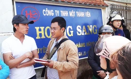 Hàng trăm người dân đến trước cổng công ty Hoàng Sang.