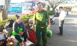 Công an mời hành khách tường thuật vụ việc.