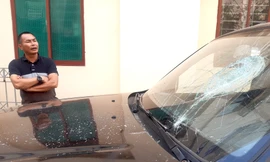Kính trước xe ô tô bán tải của ông Thanh bị đập vỡ.