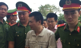 Công an dẫn bị cáo Hiến đến phiên tòa phúc thẩm