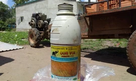 Chai thuốc diệt cỏ Y Khim uống tự tử. Ảnh do cơ quan công an cung cấp.