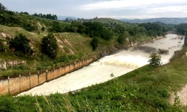 Ông Nguyễn Văn Tỉnh (giữa) cùng đoàn công tác tại hồ chứa Ia Ring, huyện Chư Sê