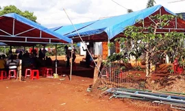 Người thân tổ chức hậu sự cho cặp vợ chồng xấu số