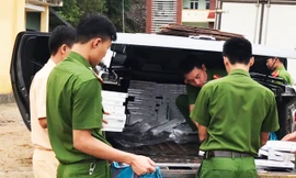 Lực lượng chức năng kiểm đếm số lượng thuốc lá chưa rõ nguồn gốc. Ảnh Văn Phương