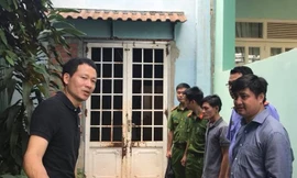 Đại tá Vũ Hồng Văn (bên trái ảnh) chỉ đạo lực lượng công an khám nghiệm hiện trường